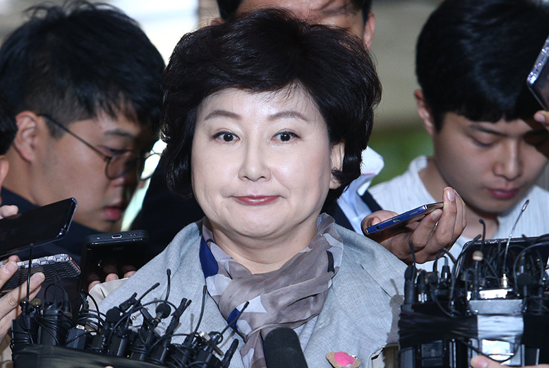 딸 서연 양의 사망과 관련 의혹을 받고 있는 가수 고 김광석의 부인 서해순 씨가 12일 오후 서울 종로구 서울지방경찰청에 조사를 받기 위해 출석 기자들의 질문을 듣고 있다.