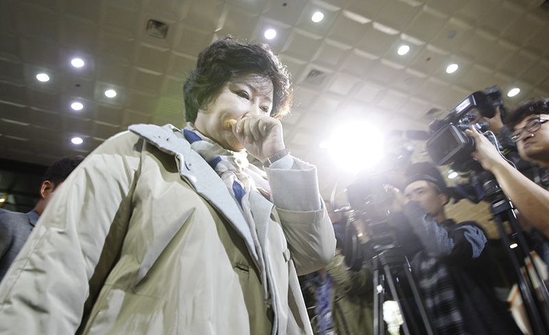 딸 서연 양의 사망과 관련 의혹을 받고 있는 가수 고 김광석의 부인 서해순 씨가 12일 오후 서울 종로구 서울지방경찰청에 조사를 받기 위해 들어서고 있다.