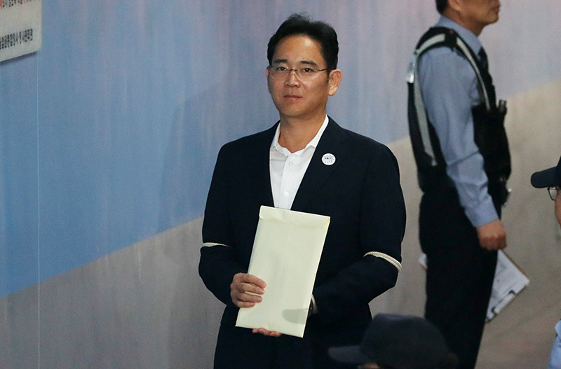 박근혜 전 대통령과 최순실 씨에게 뇌물을 제공한 혐의 등으로 1심에서 징역 5년을 선고받고 서울구치소에 수감 중인 이재용 삼성전자 부회장이 12일 오전 서울 서초구 고법에서 열린 항소심 첫 공판에 출석하고 있다.