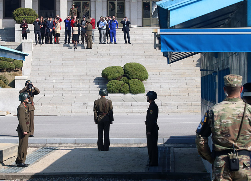 송영무 국방부 장관과 제임스 매티스 미국 국방부 장관이 판문점 공동경비구역(JSA)에서 대북 메시지를 발표한 27일 오후 북한 판문각을 방문한 외국인 관광객들이 남측을 바라보고 있다.