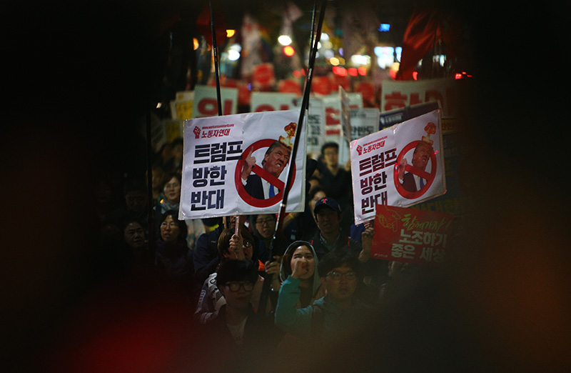 최순실 국정농단 의혹이 불거지면서 박근혜 전 대통령의 퇴진을 요구하는 첫 촛불집회 1주년를 하루 앞둔 28일 오후 서울 종로구 광화문광장에서 촛불집회 1주년을 기념하는 촛불항쟁 1주년대회를 마친 참석한 시민들이 트럼프 방한 반대 사드 반대 청와대까지 행진을 하고 있다.