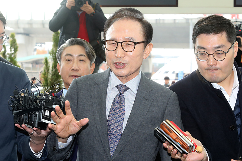 재임 시절 국군 사이버사령부의 온라인 여론조작 관여 의혹을 받는 이명박 전 대통령이 12일 인천국제공항에서 강연차 바레인으로 출국전 문재인 정권의 적폐청산 작업에 대해 입장을 밝히고 있다.