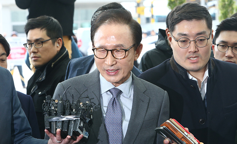 재임 시절 국군 사이버사령부의 온라인 여론조작 관여 의혹을 받는 이명박 전 대통령이 12일 인천국제공항에서 강연차 바레인으로 출국전 문재인 정권의 '적폐청산' 작업에 대해 자신의 입장을 밝히고 있다.