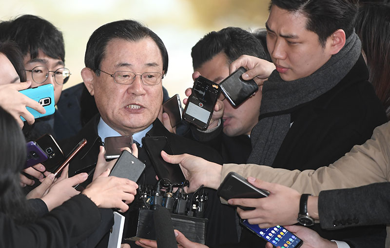 국정원 특수활동비 청와대에 상납한 의혹 이병기 전 국정원장이 13일 오전 서울 서초구 서울중앙지방검찰청에 출석 기자들의 질문에 답하고 있다.