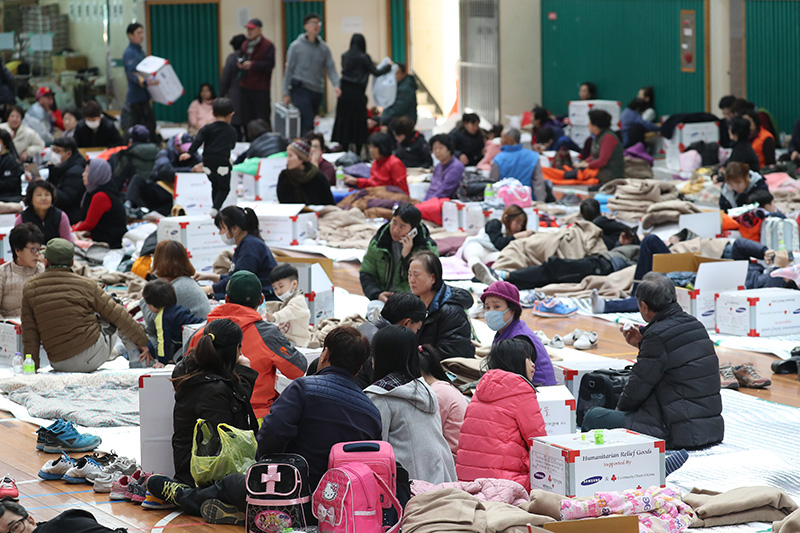경주에 이어 5.4 지진이 경북 포항에서 발생한 가운데 16일 오전 포항시 북구 흥해읍 흥해실내체육관에 지진 피해 주민들이 대피해 있다.