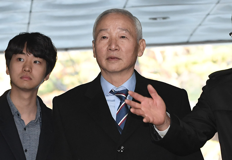 국가정보원의 특수활동비를 박근혜 전 대통령 측에 상납한 의혹을 받는 남재준 전 국가정보원장이 16일 오전 서초구 서울중앙지방법원에서 열린 구속 영장실질심사에 출석 기자들의 질문을 외면하고 들어가고 있다.