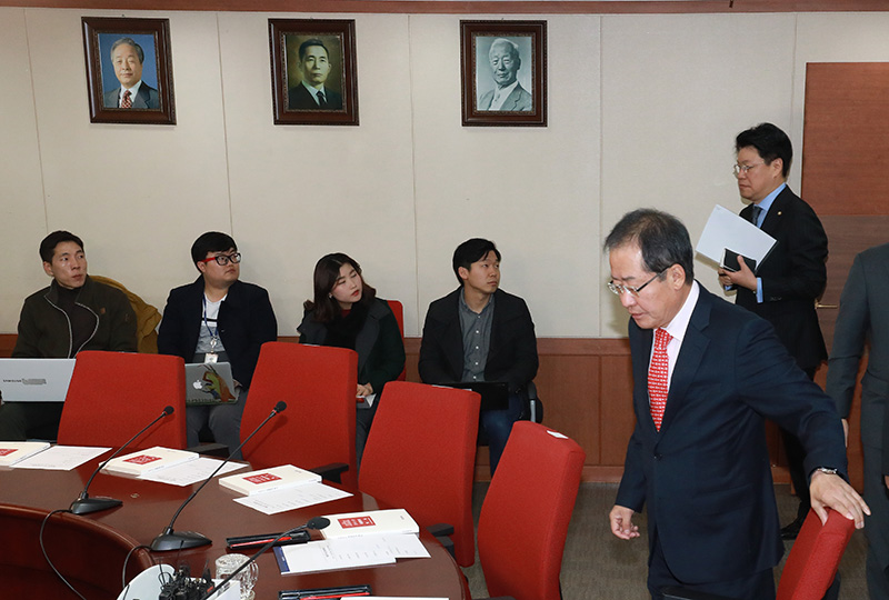 자유한국당 회의실 벽에 이승만(오른쪽부터), 박정희, 김영삼 전 대통령의 사진을 걸려 있는 모습. 과거 자료사진.