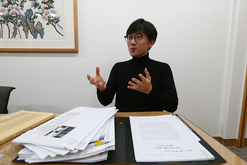 3일 서울 서초구 한 변호사 사무실에서 민주사회를위한변호사모임 베트남전TF간사 임재성 변호사가 민중의소리 기자와 인터뷰를 하고 있다.