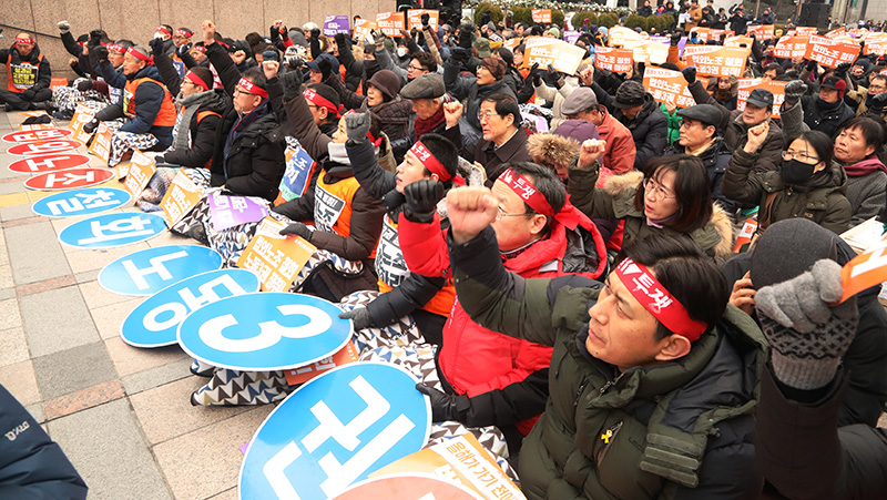 전국교직원노동조합(전교조) 조합원들이 15일 서울 세종대로 청계광장 인근에서 법외노조 철회 교원성과급제, 교원평가제 폐기 등 3대 교육적폐 청산 촉구하며 가진 전국교사결의대회에서 피켓을 들고 있다.