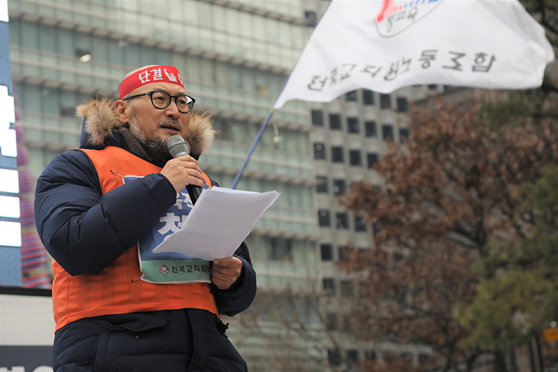 조창익 전국교직원노동조합(전교조) 위원장이 15일 오후 서울 세종대로 청계광장 인근에서 열린 전국교사결의대회에서 발언을 하고 있다.