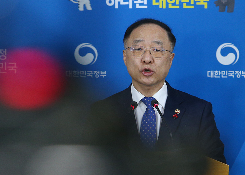 홍남기 국무조정실장이 28일 오전 정부세종청사에서 가상화폐 투기근절을 위한 특별대책 관계차관회의 결과를 발표하고 있다.