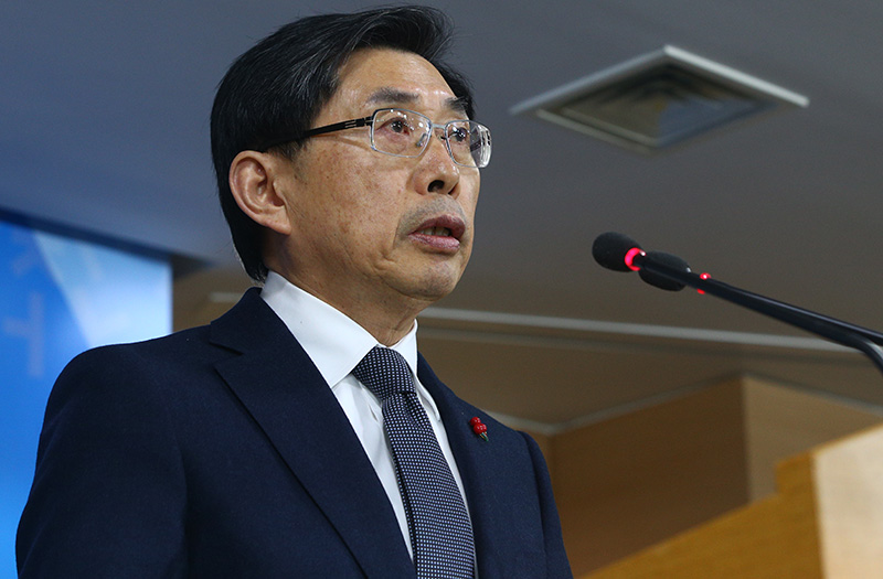 박상기 법무부 장관이 29일 서울 종로구 정부서울청사에서 문재인 정부 첫 특별사면 관련 2018 신년 특별사면 실시와 관련해 발표 하고 있다