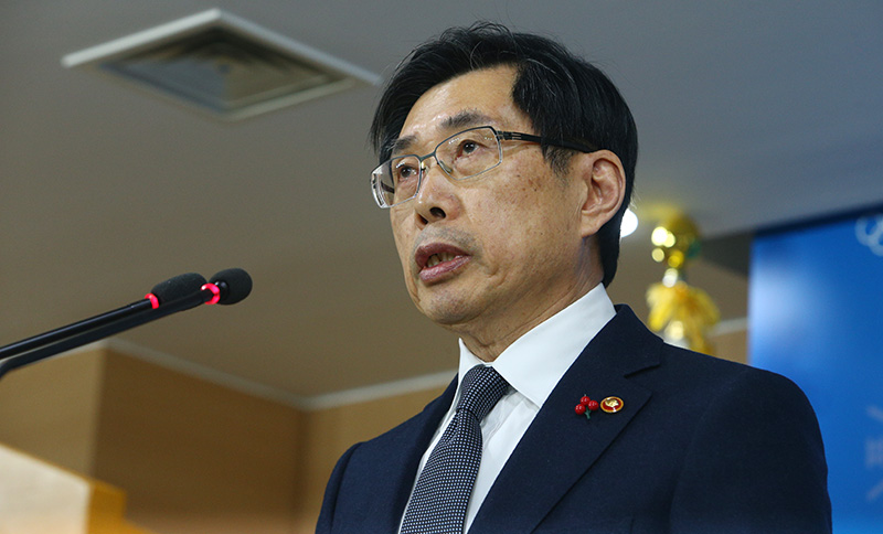 박상기 법무부 장관이 29일 서울 종로구 정부서울청사에서 문재인 정부 첫 특별사면 관련 2018 신년 특별사면 실시와 관련해 발표 하고 있다