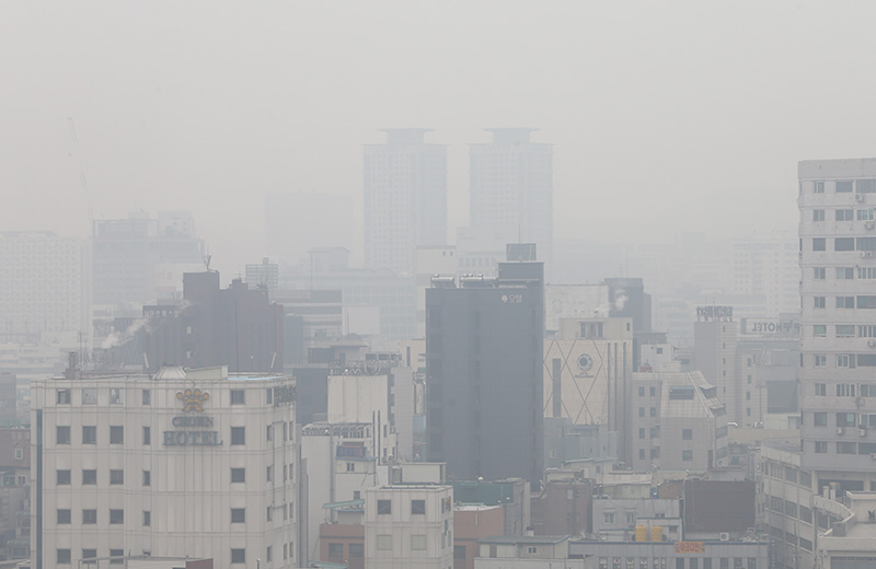 전국 대부분 지역에서 미세먼지 농도가 '나쁨'을 나타낸 지난해 12월 30일 서울 종로구 일대 건물들이 잘 보이지 않고 있다.
