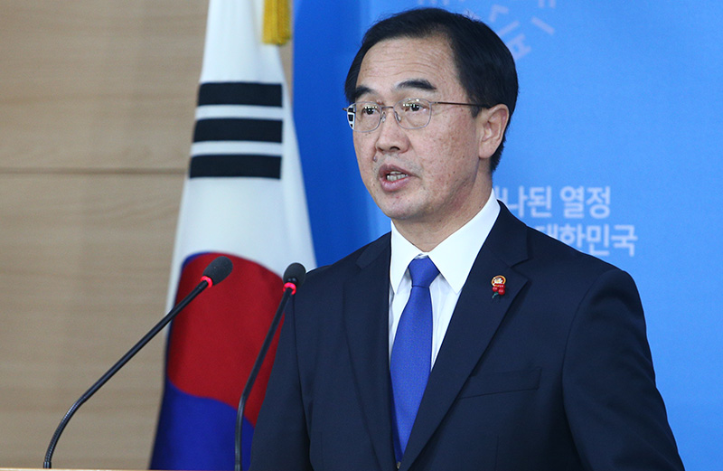 조명균 통일부 장관이 2일 오후 서울 종로구 정부서울청사에서 북한 신년사로 평창 올림픽 참여 관한 언급에 대해 9일 판문점 평화의 집에서 고위급 남북당국간 회담을 제의한다고 밝히고 있다.