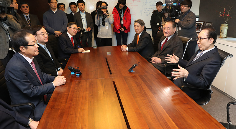 이명박 전 대통령(맨 오른쪽)이 3일 오후 서울 강남구 삼성동 사무실에서 자유한국당 홍준표 대표(맨 왼쪽)의 예방을 받고 이야기하고 있다.