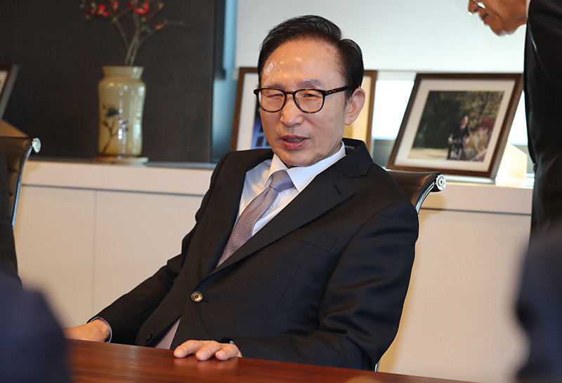 이명박 전 대통령이 3일 오후 서울 강남구 삼성동 사무실에서 자유한국당 홍준표 대표의 예방을 받고 환담을 나누고 있다.