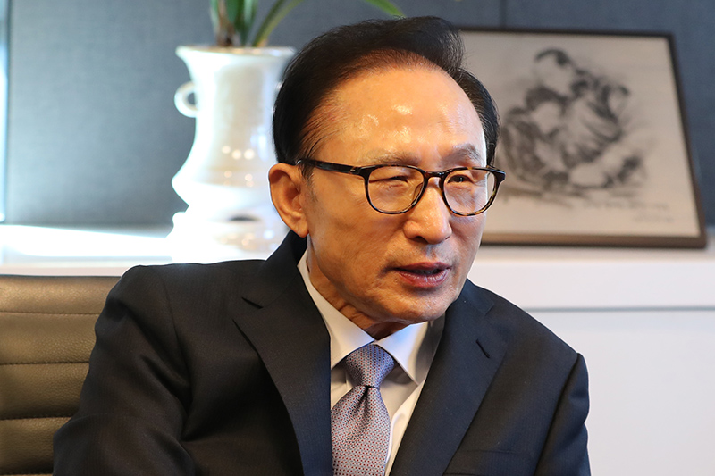 이명박 전 대통령이 3일 오후 서울 강남구 삼성동 사무실에서 홍준표 자유한국당 대표의 예방을 받고 환담을 나누고 있다.
