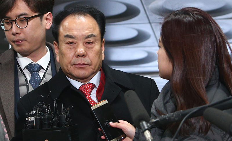 뇌물수수 혐의를 받고 있는 이우현 자유한국당 의원이 3일 오전 구속영장 실질심사를 받기 위해 서울 서초구 서울중앙지방법원으로 출석하고 있다.