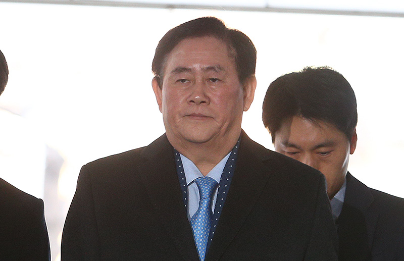 경제부총리 겸 기획재정부 장관으로 재직 당시 국가정보원에서 특수활동비 1억여 원을 받은 혐의 받는 최경환 자유한국당 의원.