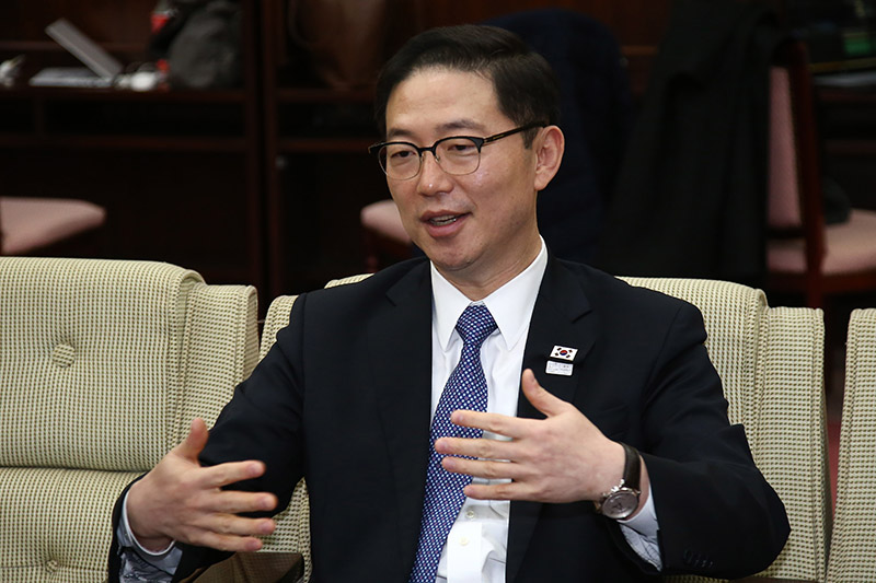 천해성 통일부 차관이 9일 오후 기자들이 대기하고 있는 판문점 남측 지역인 자유의집에서 기자들에게 오전 회담 결과를 브리핑하고 있다.