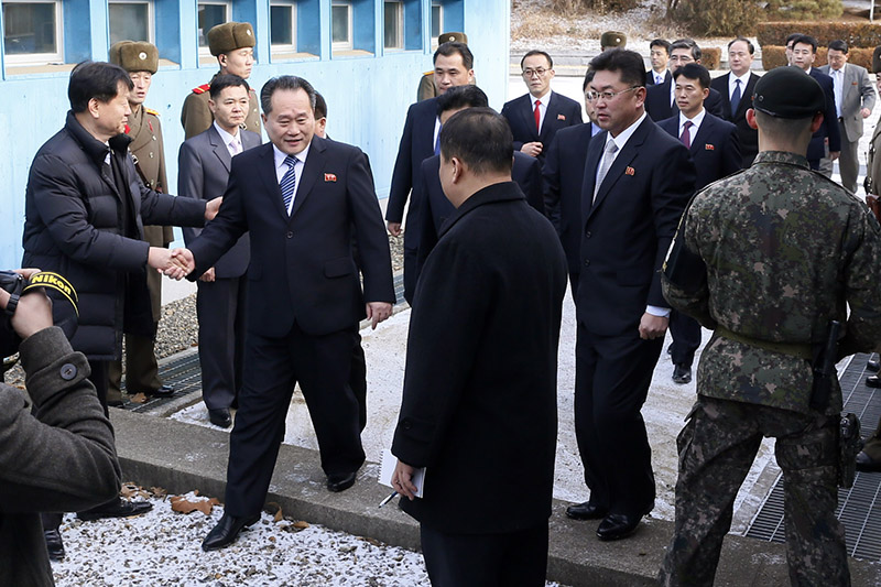 리선권 조국평화통일위원회 위원장등 북측 대표단이 9일 오전 판문점 남측 지역인 평화의집에서 열린 북한의 평창동계올림픽 참가와 남북 관계개선을 중심으로한 남북고위급회담을 위해서 군사분계선(MDL)을 넘어오고 있다.