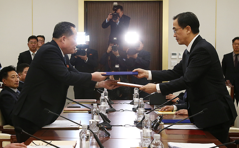 남북고위급회담 수석대표인 남측 조명균 통일부 장관(오른쪽)과 북측 리선권 조국평화통일위원회 위원장이 9일 오후 판문점 남측 지역인 평화의집에서 열린 종결회의에서 공동 보도문을 교환하고 있다.