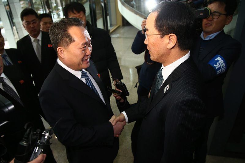남한 수석대표인 조명균 통일부 장관(오른쪽)이 9일 오전 남북고위급회담이 예정된 남측 지역인 평화의집 입구에서 북한의 수석대표인 리선권 조국평화통일위원회 위원장을 맞이하며 악수하고 있다.