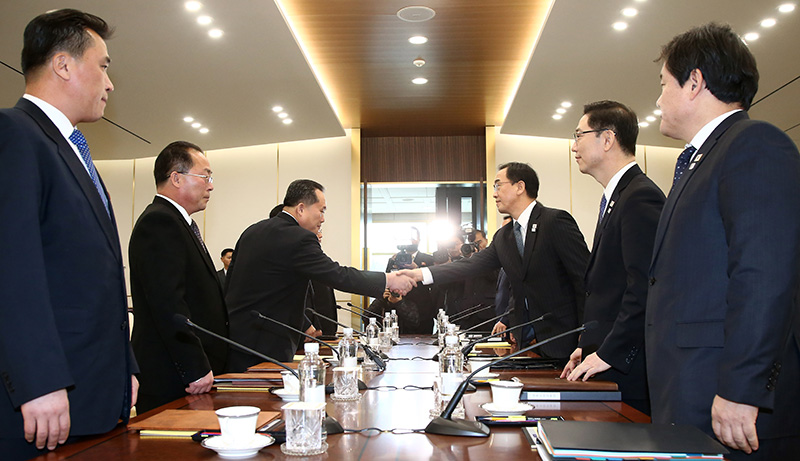 9일 오전 판문점 남측 지역인 평화의집에서 열린 북한의 평창동계올림픽 참가와 남북 관계개선을 중심으로한 남북고위급회담에 앞서 남북 수석대표가 악수하고 있다.