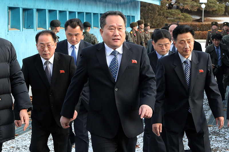 리선권 조국평화통일위원회 위원장등 북측 대표들이 9일 오전 판문점 남측 지역인 평화의집에서 열린 북한의 평창동계올림픽 참가와 남북 관계개선을 중심으로한 남북고위급회담을 위해서 군사분계선을 넘어 남쪽으로 걸어오고 있다.