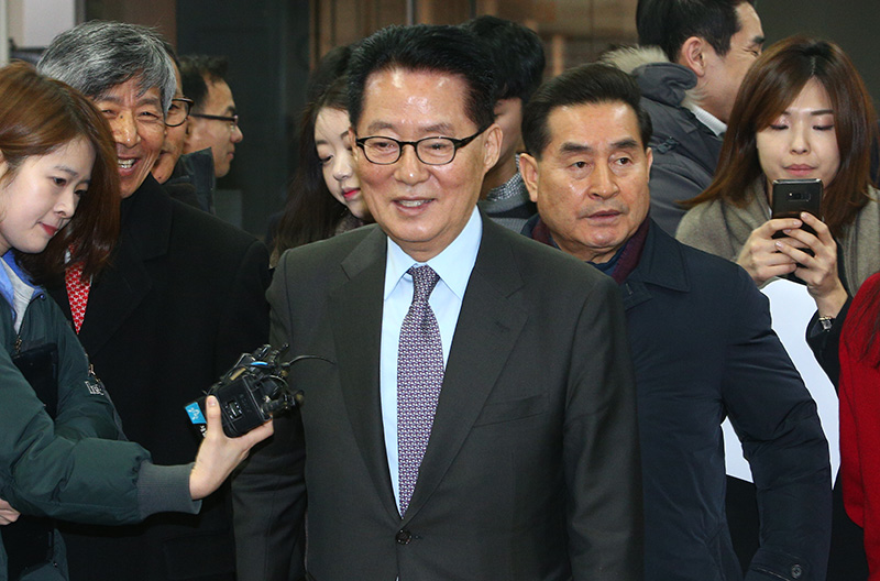 박근혜 전 대통령의 명예를 훼손한 혐의로 재판에 넘겨진 국민의당 박지원 의원이 12일 서울 서초구 서울중앙지법 1심에서 무죄를 받고 미소 짓으며 이동하고 있다.