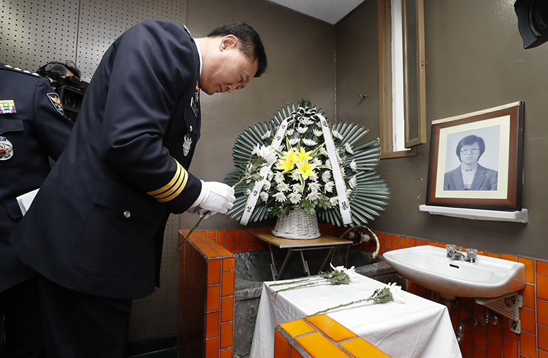 고 박종철 열사 사망 31주기 하루 전인 13일 서울 용산구 옛 남영동 대공분실(현 경찰청 인권센터)에서 이철성 경찰청장이 박 열사를 추모하고 있다.