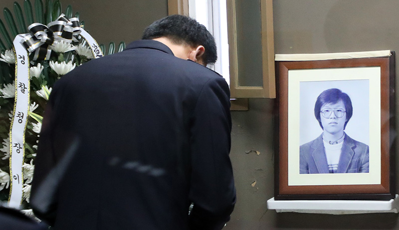 박종철 열사 추모 31주기를 하루 앞두고 이철성 경찰청장 등 경찰 주요 간부들이 13일 서울 용산구 갈월동 경찰청 인권센터(옛 남영동 대공분실)에서 박종철 열사가 숨진 인권센터 509호를 방문해 헌화와 묵념을 하고 있다.