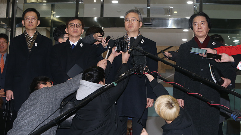 평창 동계올림픽 북한 예술단 파견을 위한 실무접촉에 나서는 이우성 문화체육관광부 문화예술정책실장(수석대표)이 15일 오전 서울 종로구 삼청동 남북회담본부에서 실무접촉 장소인 판문점 북측지역 통일각을 향해 출발하기에 앞서 기자들의 질문에 답하고 있다. 왼쪽부터 한종욱 통일부 과장, 이원철 코리안심포니오케스트라 대표이사, 이우성 문화체육관광부 문화예술정책실장, 정치용 코리안심포니오케스트라 예술감독