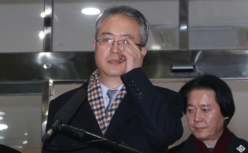 평창 동계올림픽 북한 예술단 파견을 위한 실무접촉에 나서는 이우성 문화체육관광부 문화예술정책실장(수석대표)이 15일 오전 서울 종로구 삼청동 남북회담본부에서 실무접촉 장소인 판문점 북측지역 통일각을 향해 출발하며 안경을 고쳐쓰고 있다.
