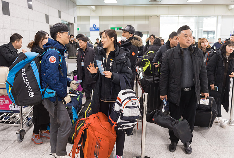 알파인스키 국가대표 상비군들이 강원도 양양국제공항에서 마식령스키장으로 훈련을 떠나기 위해 북한 원산행 비행기 티켓을 들고 출국준비 하고 있다.