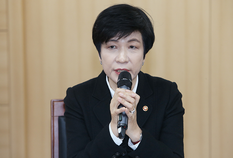 김영주 노동부 장관이 서울 종로구 에스타워 경제사회발전노사정위원회에서 열린 노사정 대표자 6차 회의에서 모두발언을 하고 있다.