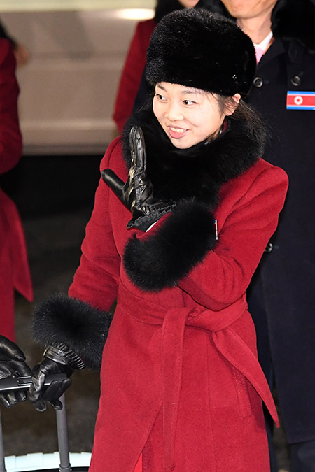 1일 저녁 2018 평창동계올림픽에 출전하는 북한대표 피겨스케이팅 선수 렴대옥이 강원도 강릉 올림픽 선수촌에 도착해 손을 흔들고 있다