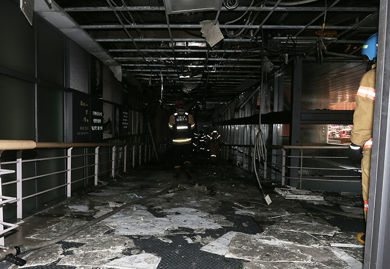 3일 오전 서울 신촌 세브란스병원에서 본관 건물 푸드코트에서 전기 합선 추정 불이 나 소방대원들이 출동 화재 진압을 했다.