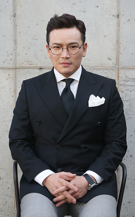 MC딩동이 12일 오후 서울 마포구의 한 카페에서 민중의소리와 인터뷰를 앞두고 포즈를 취하고 있다.