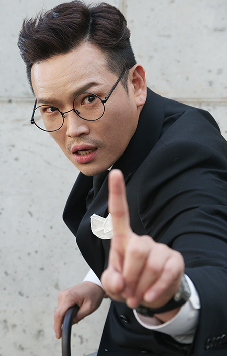 MC딩동이 12일 오후 서울 마포구의 한 카페에서 민중의소리와 인터뷰를 앞두고 포즈를 취하고 있다.