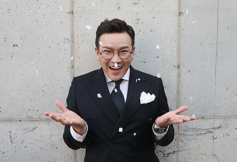 MC딩동이 12일 오후 서울 마포구의 한 카페에서 민중의소리와 인터뷰를 앞두고 포즈를 취하고 있다.