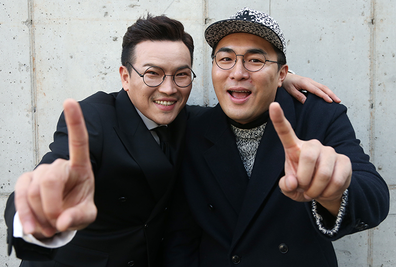 MC딩동(왼쪽)과 MC배가 12일 오후 서울 마포구의 한 카페에서 민중의소리와 인터뷰를 앞두고 포즈를 취하고 있다.
