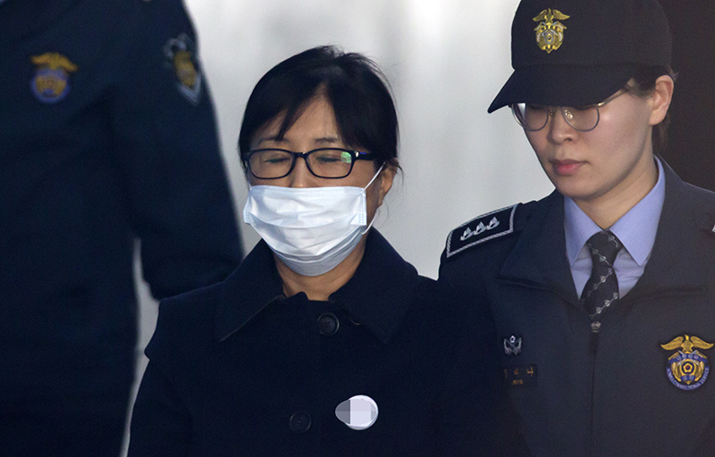 박근혜 전 대통령 시절 국정농단 사건의 주범인 최순실씨가 13일 오후 서울 서초구 서울중앙지법에서 1심 선고공판에 출석하기 위해 법정으로 향하고 있다. 재판부는 선고 공판에서 형법상 직권남용 권리행사방해, 강요, 특정범죄가중처벌법상 뇌물수수 및 알선수재 등 18가지 혐의사실에 대해 유무죄 판단을 내린다.