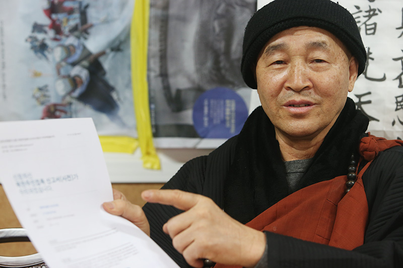 불교인권위원회 위원장 진관 스님이 14일 서울 종로구 견지동 조계사에서 민중의소리 기자와 인터뷰를 하고 있다.