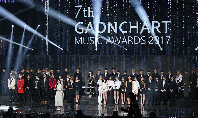 14일 오후 서울 송파구 잠실실내체육관에서 열린 제7회 가온차트 뮤직 어워즈에서 가수들이 무대에 올라 인사하고 있다.