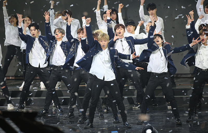 그룹 워너원이 14일 오후 서울 송파구 잠실실내체육관에서 열린 제7회 가온차트 뮤직 어워즈에서 멋진 무대를 보여주고 있다.