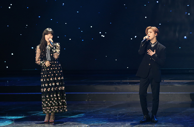 악동뮤지션 이수현이 14일 오후 서울 송파구 잠실실내체육관에서 열린 제7회 가온차트 뮤직 어워즈에서 멋진 무대를 보여주고 있다.