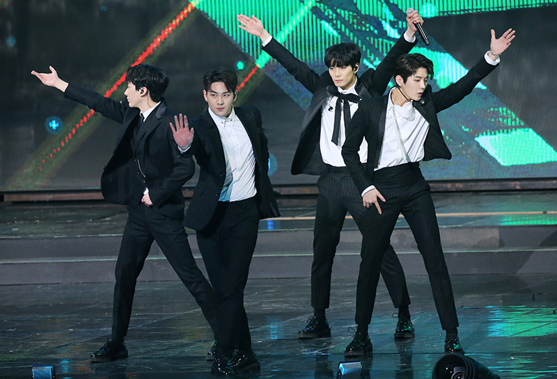 뉴이스트 W가 14일 오후 서울 송파구 잠실실내체육관에서 열린 제7회 가온차트 뮤직 어워즈에서 멋진 무대를 보여주고 있다.