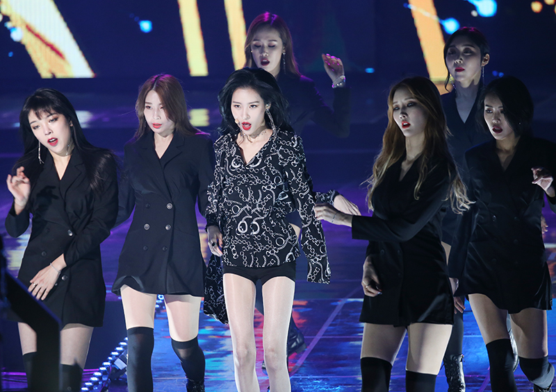 가수 선미가 14일 오후 서울 송파구 잠실실내체육관에서 열린 제7회 가온차트 뮤직 어워즈에서 멋진 무대를 보여주고 있다.